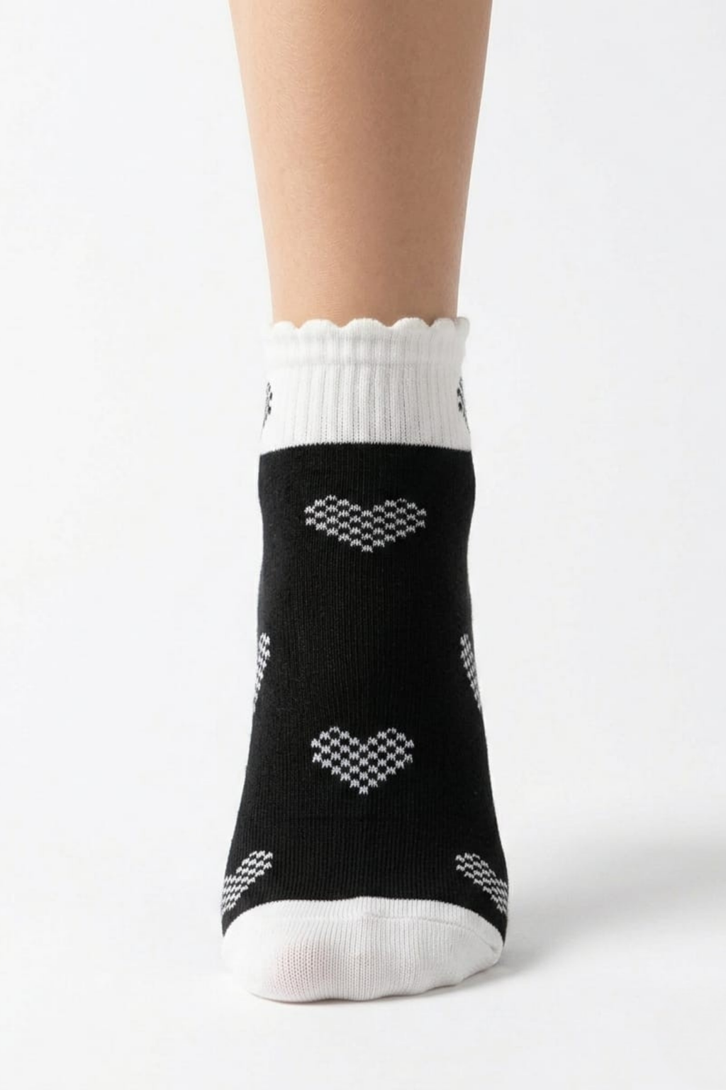 Kadın Siyah Beyaz Kalp Desenli Bilek Çorap Fırfırlı Pamuklu Günlük Spor Sneaker Çorabı 4 çift