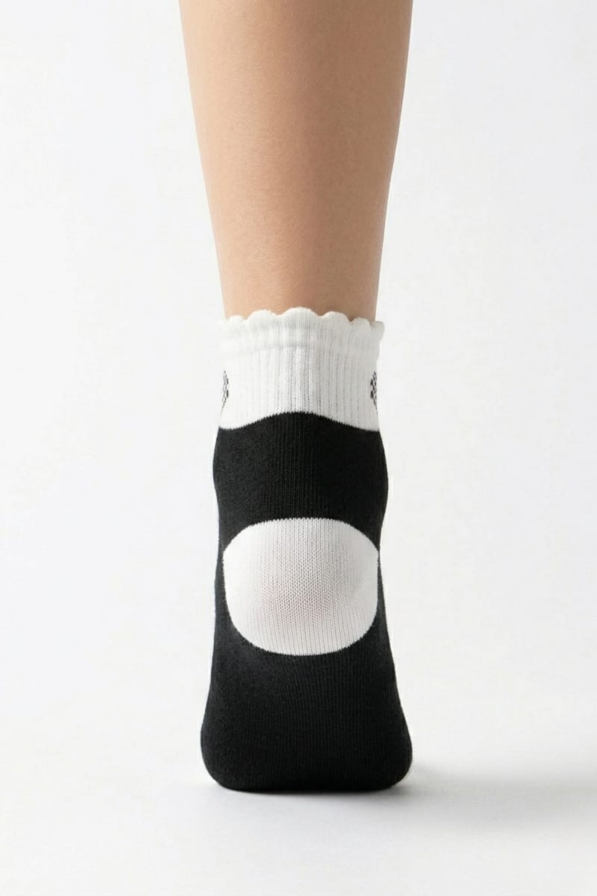 Kadın Siyah Beyaz Kalp Desenli Bilek Çorap Fırfırlı Pamuklu Günlük Spor Sneaker Çorabı 4 çift
